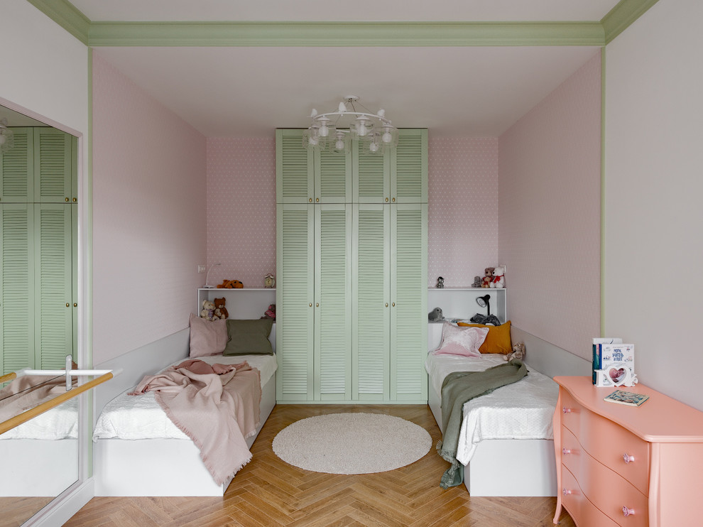 Foto på ett mellanstort vintage flickrum kombinerat med sovrum, med rosa väggar, mellanmörkt trägolv och brunt golv