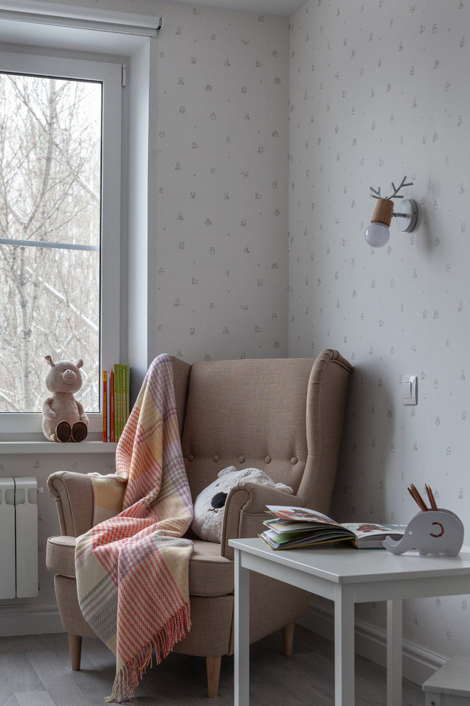 Idéer för ett litet nordiskt könsneutralt småbarnsrum, med laminatgolv och vitt golv