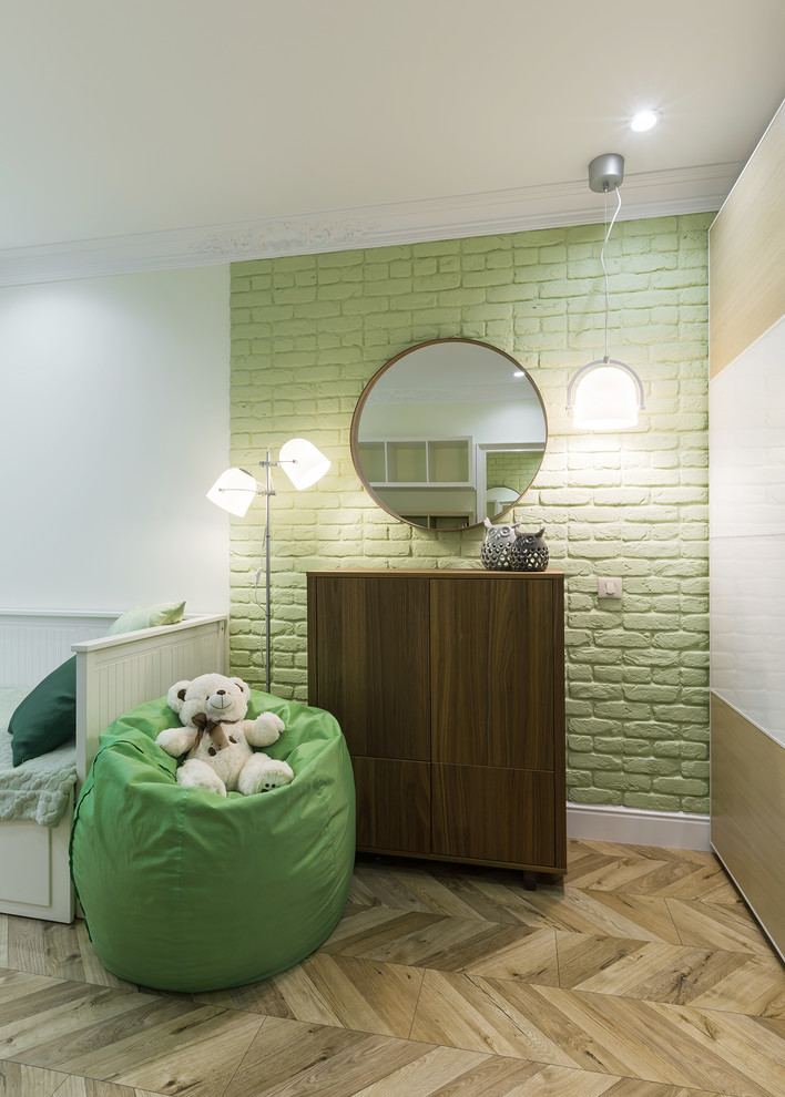 Foto på ett minimalistiskt barnrum kombinerat med sovrum, med laminatgolv