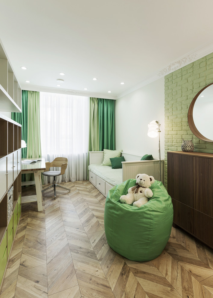 Minimalistisk inredning av ett barnrum kombinerat med sovrum, med laminatgolv, vita väggar och brunt golv