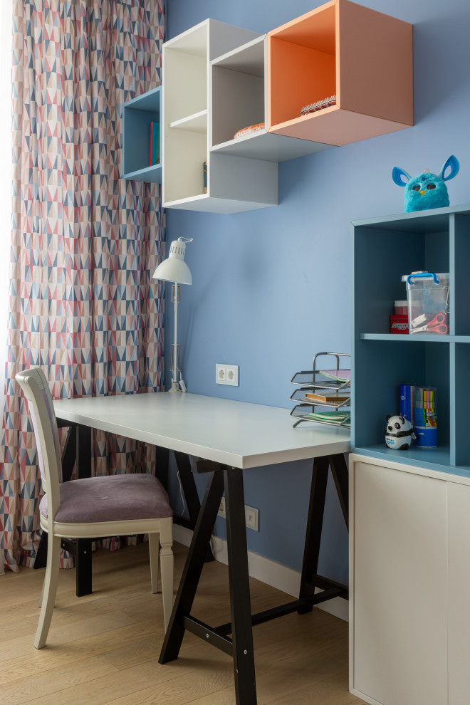 Neutrales Modernes Kinderzimmer mit Arbeitsecke, blauer Wandfarbe, braunem Holzboden und braunem Boden in Moskau