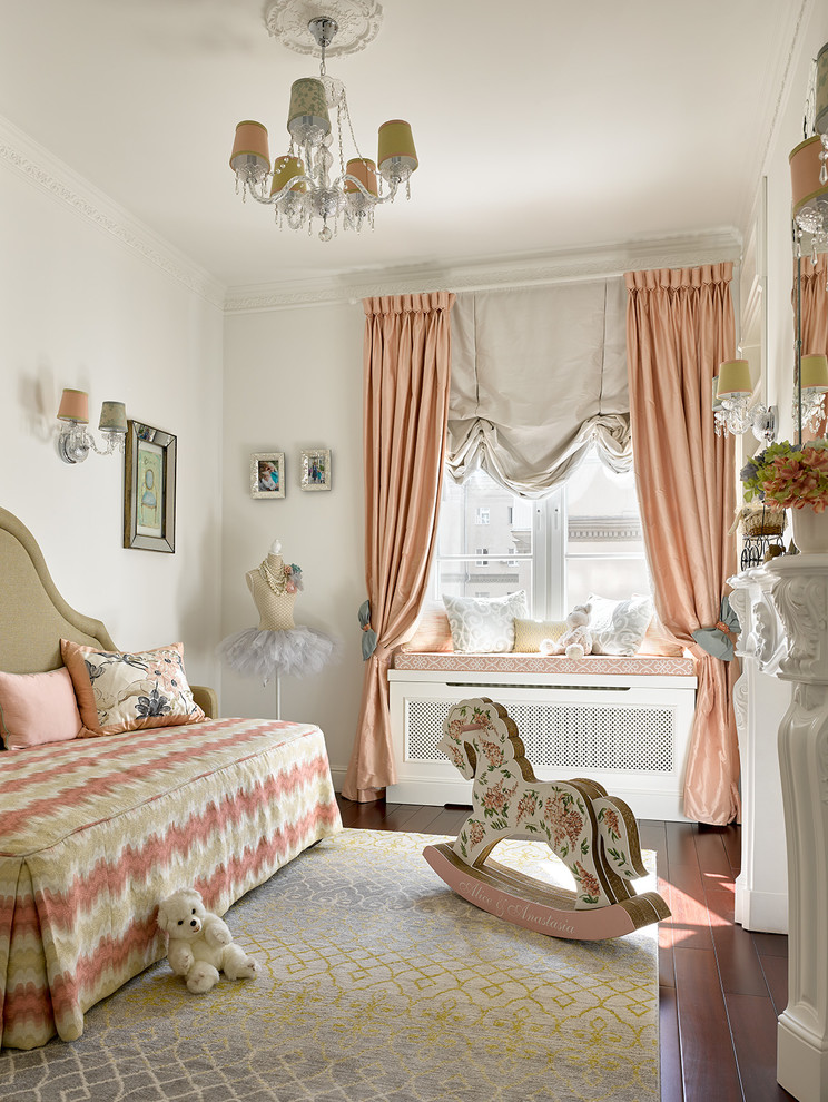 Bild på ett vintage flickrum kombinerat med sovrum och för 4-10-åringar, med vita väggar och mörkt trägolv