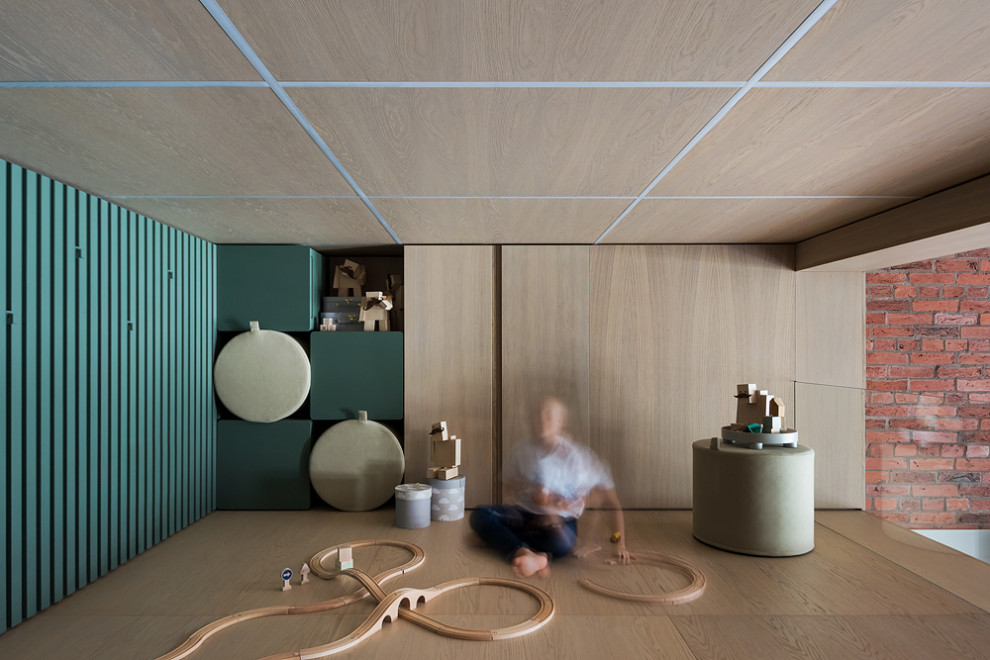 Réalisation d'une petite chambre d'enfant de 4 à 10 ans minimaliste avec un mur beige, un sol en bois brun, un sol beige, un plafond en bois et du lambris.
