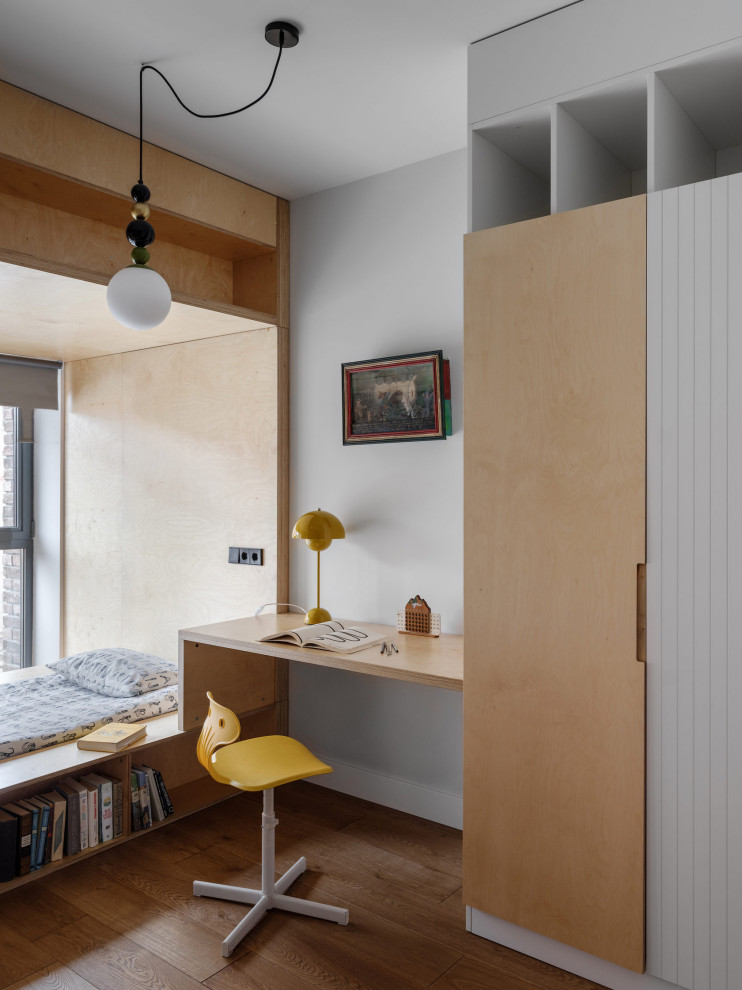 Imagen de dormitorio infantil urbano con paredes grises, suelo de madera en tonos medios y suelo marrón