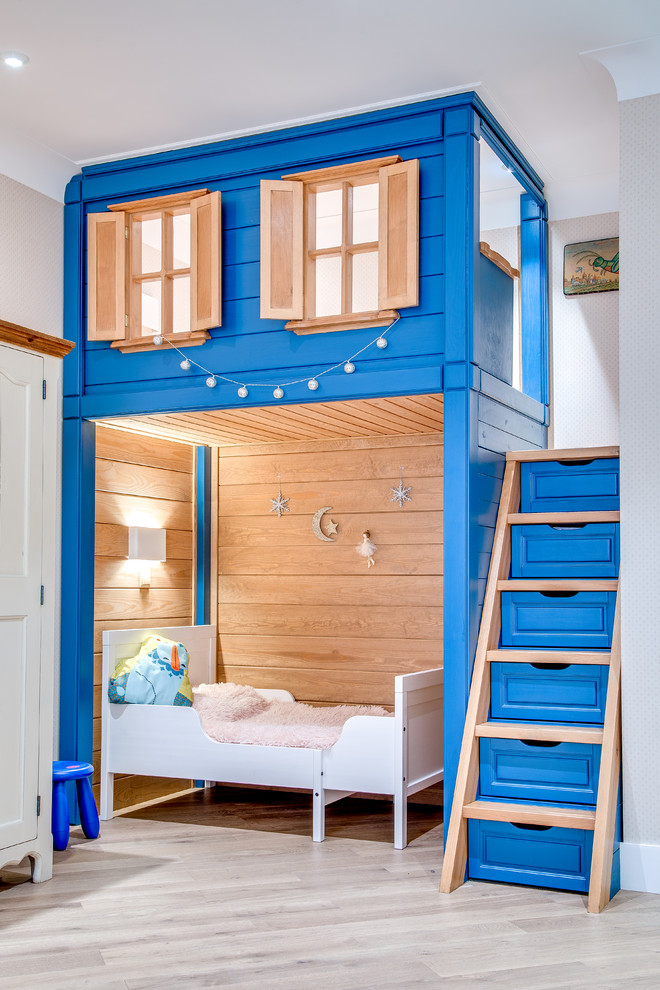 Bild på ett lantligt barnrum kombinerat med sovrum, med beige väggar, ljust trägolv och beiget golv