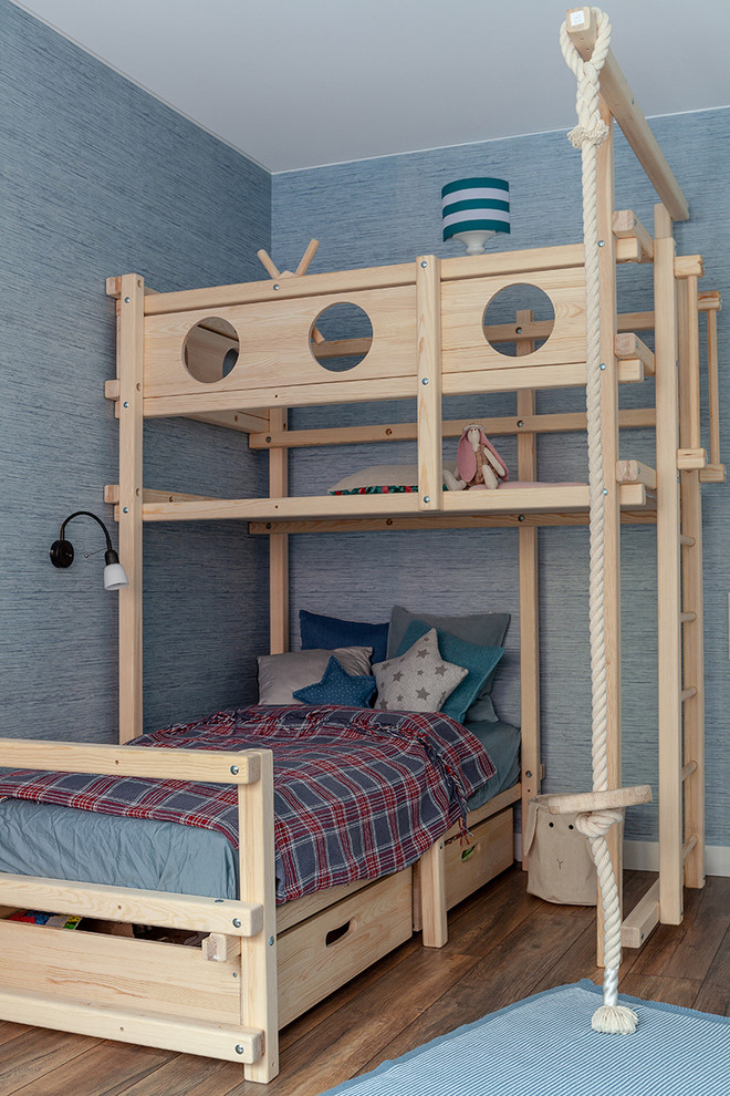 Idee per una cameretta per bambini costiera con pareti blu, pavimento in legno massello medio e pavimento marrone