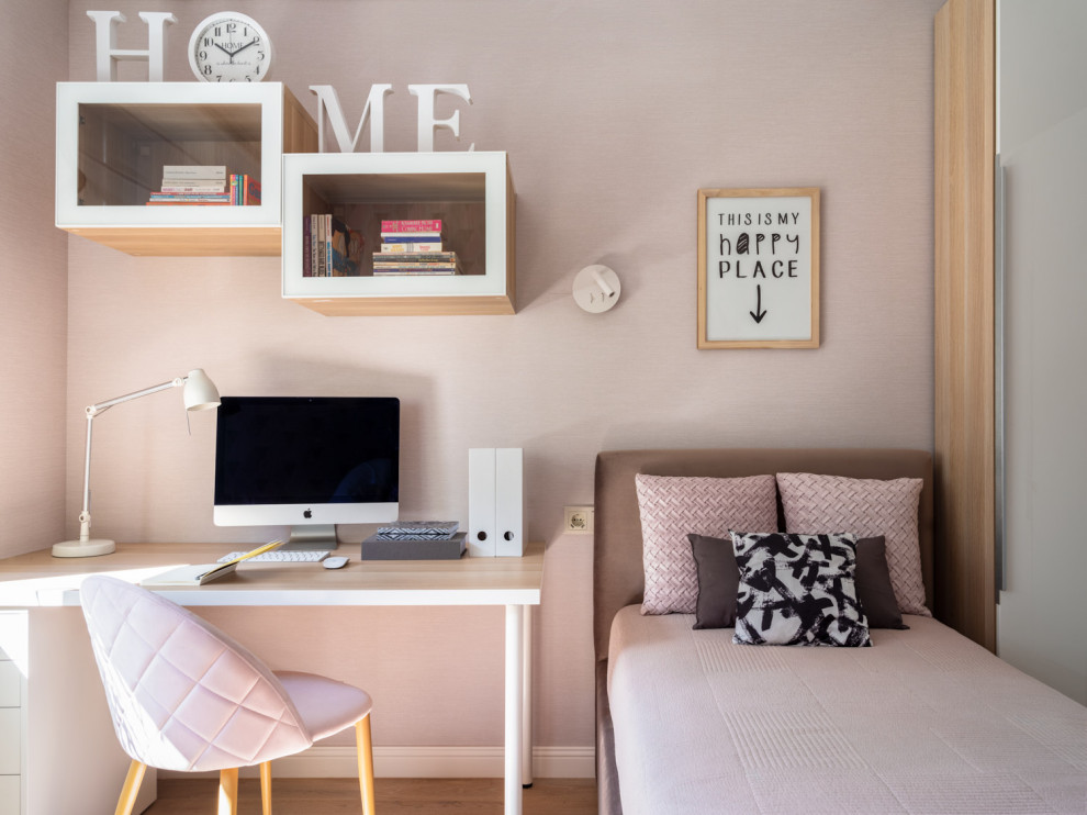 Idée de décoration pour une chambre d'enfant design de taille moyenne avec un bureau, un mur rose, un sol en bois brun, un sol marron et du papier peint.