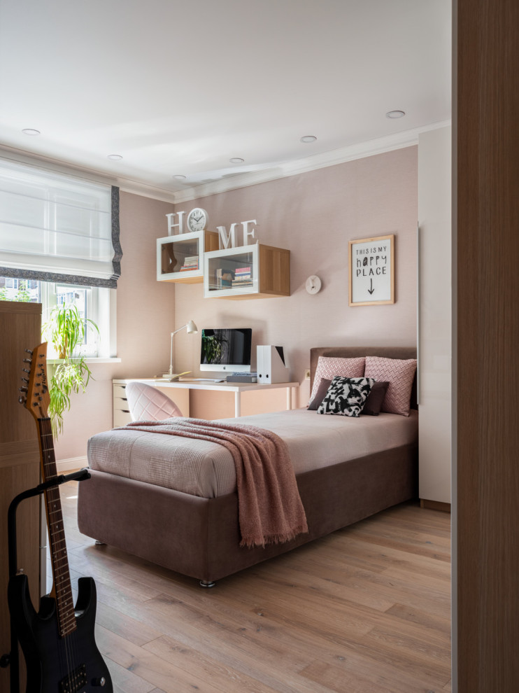 На фото: детская среднего размера в современном стиле с спальным местом, розовыми стенами, паркетным полом среднего тона, коричневым полом и обоями на стенах для подростка, девочки