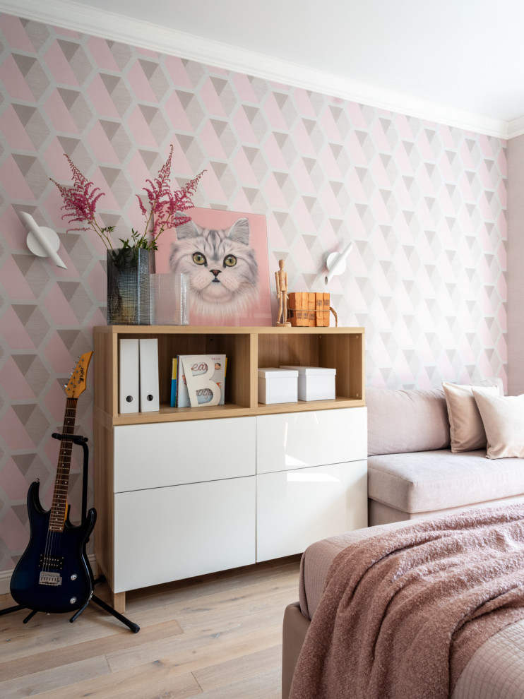 Inspiration for a medium sized contemporary kids' bedroom for girls in Moscow with pink walls, medium hardwood flooring, brown floors and wallpapered walls.