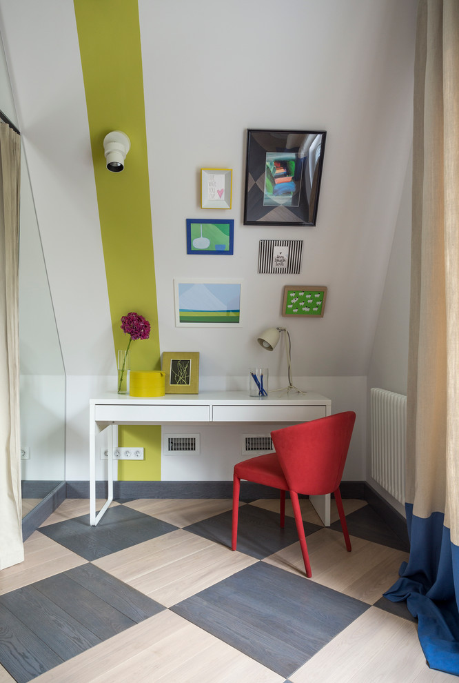 На фото: нейтральная детская в современном стиле с рабочим местом, разноцветными стенами и разноцветным полом с