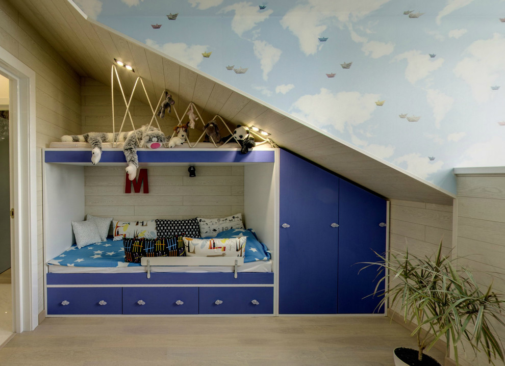 Ejemplo de habitación de niño de 4 a 10 años actual de tamaño medio con paredes beige y suelo de madera en tonos medios