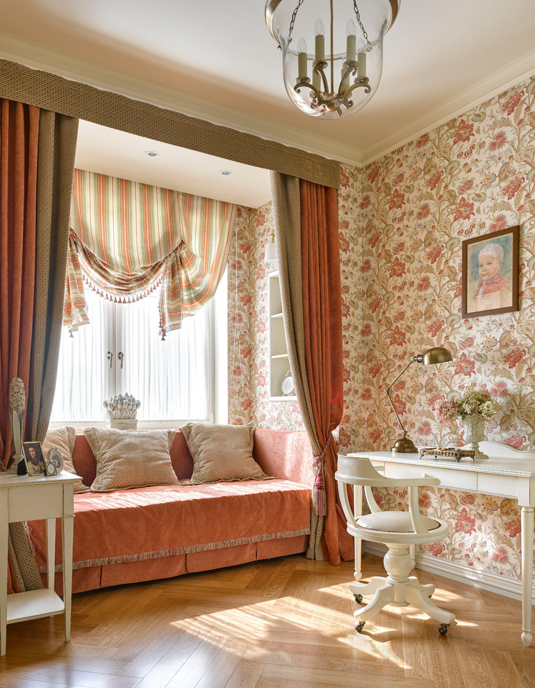 Inspiration för mellanstora klassiska barnrum kombinerat med skrivbord, med rosa väggar och ljust trägolv