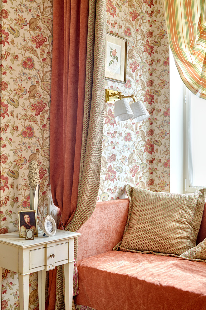 Aménagement d'une chambre d'enfant classique de taille moyenne avec un bureau, un mur rose et parquet clair.