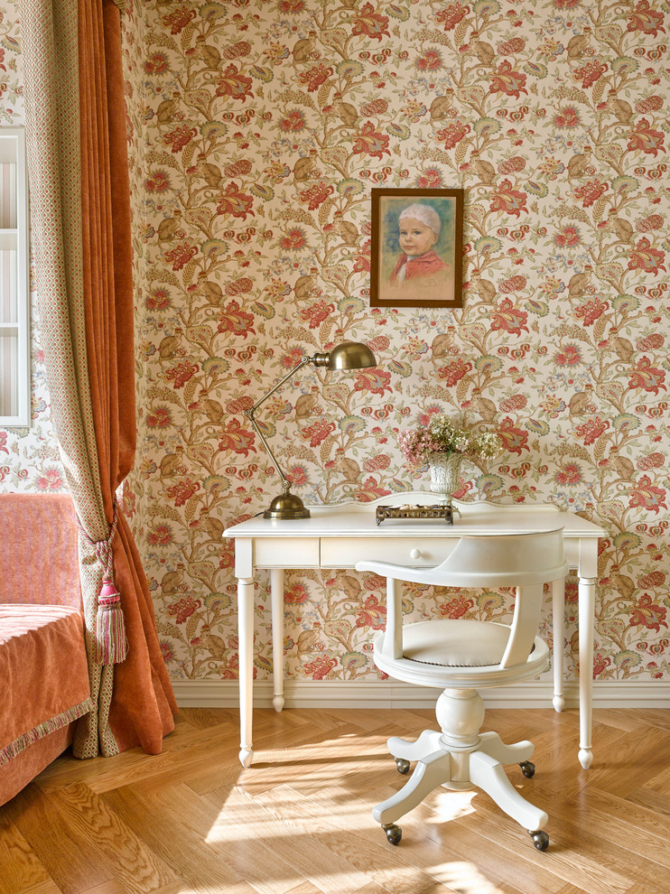Diseño de dormitorio infantil clásico de tamaño medio con suelo de madera clara, escritorio y paredes rosas
