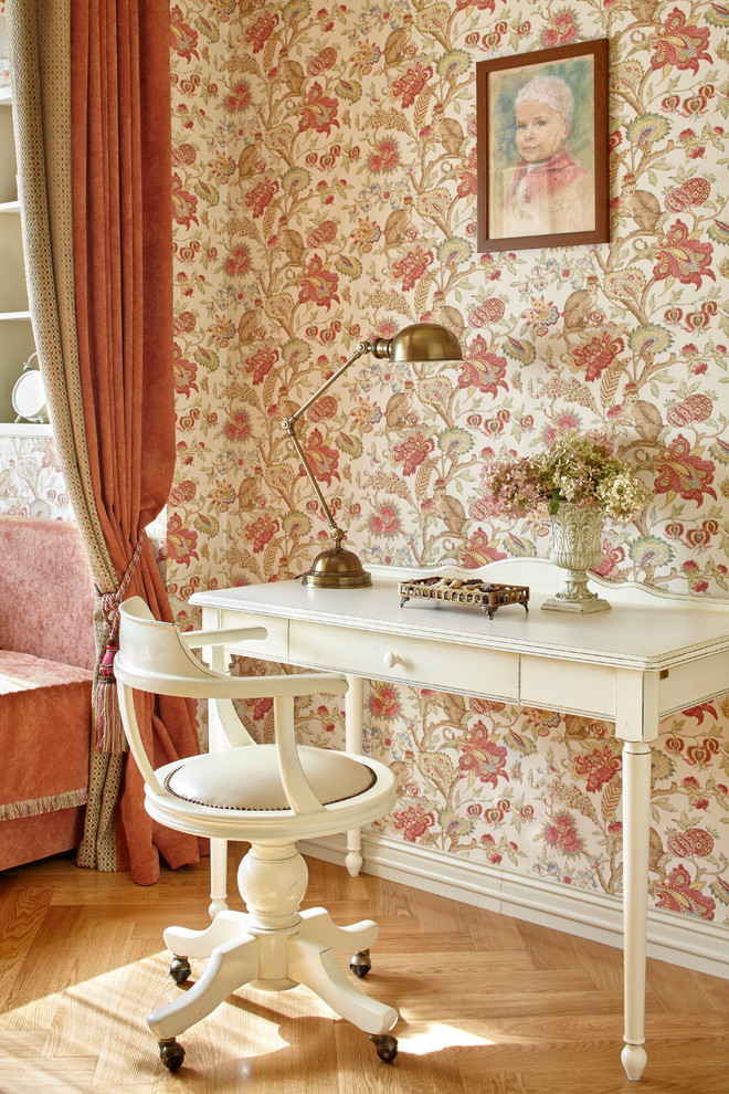 Idéer för att renovera ett mellanstort vintage barnrum kombinerat med skrivbord, med rosa väggar och ljust trägolv