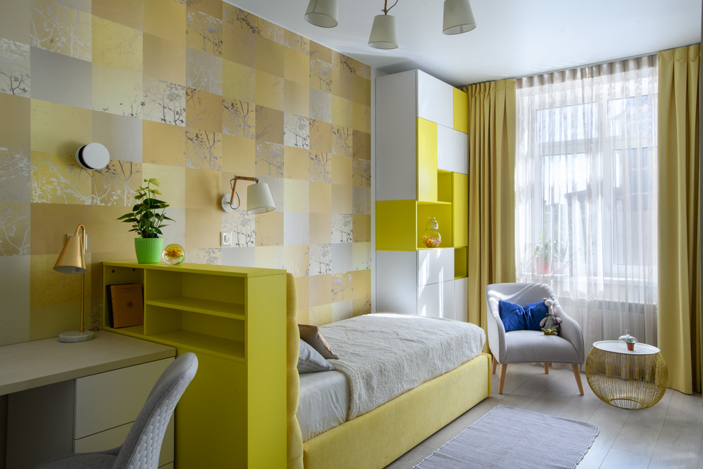 Inredning av ett modernt mellanstort flickrum kombinerat med sovrum och för 4-10-åringar, med laminatgolv, grått golv och gula väggar