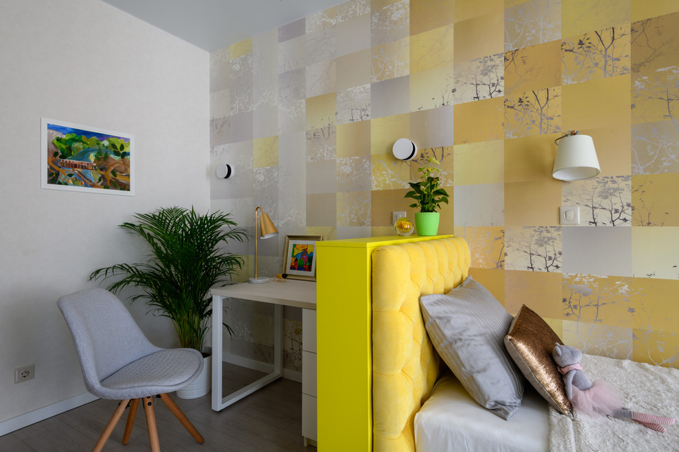 Idéer för ett mellanstort modernt flickrum för 4-10-åringar och kombinerat med skrivbord, med laminatgolv, grått golv och gula väggar