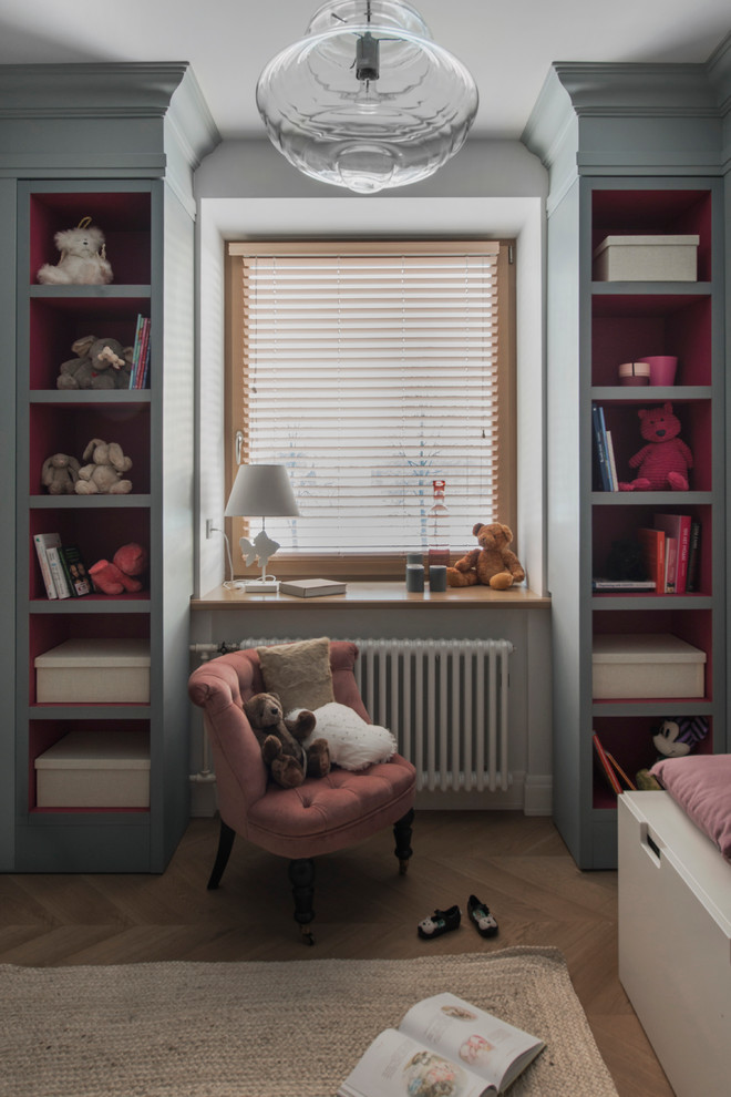 Exemple d'une chambre de fille de 4 à 10 ans chic avec un mur gris et un sol en bois brun.