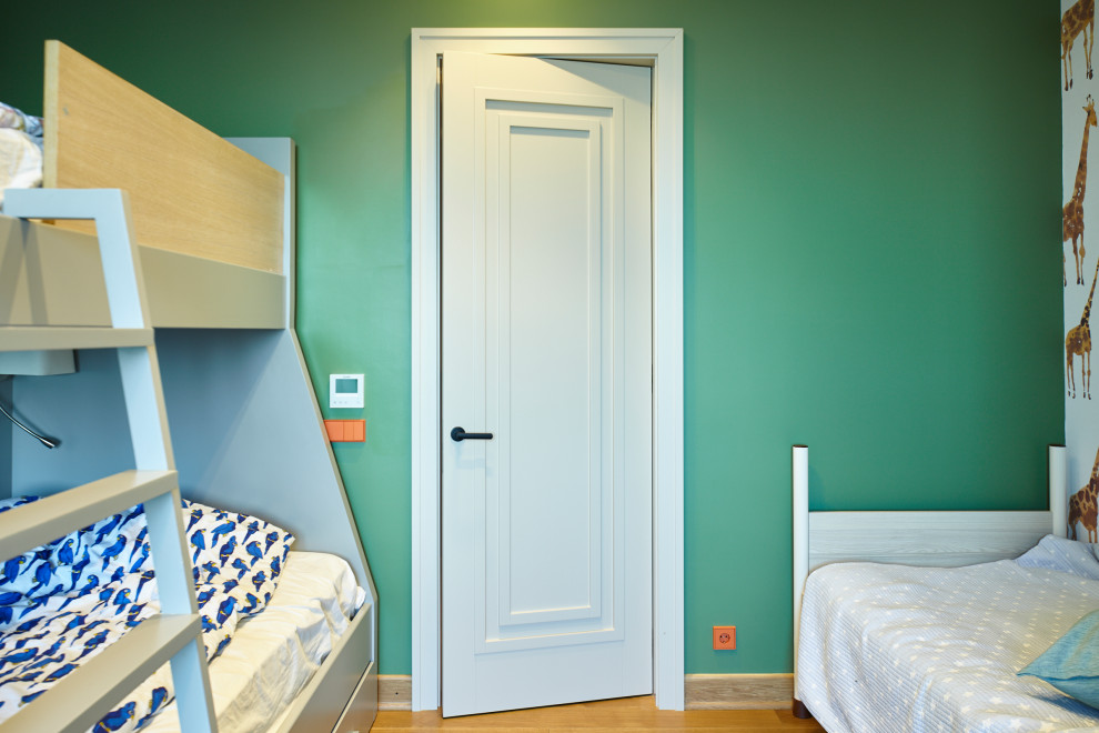 Источник вдохновения для домашнего уюта: детская среднего размера в современном стиле с спальным местом, серыми стенами, полом из ламината и бежевым полом для ребенка от 4 до 10 лет