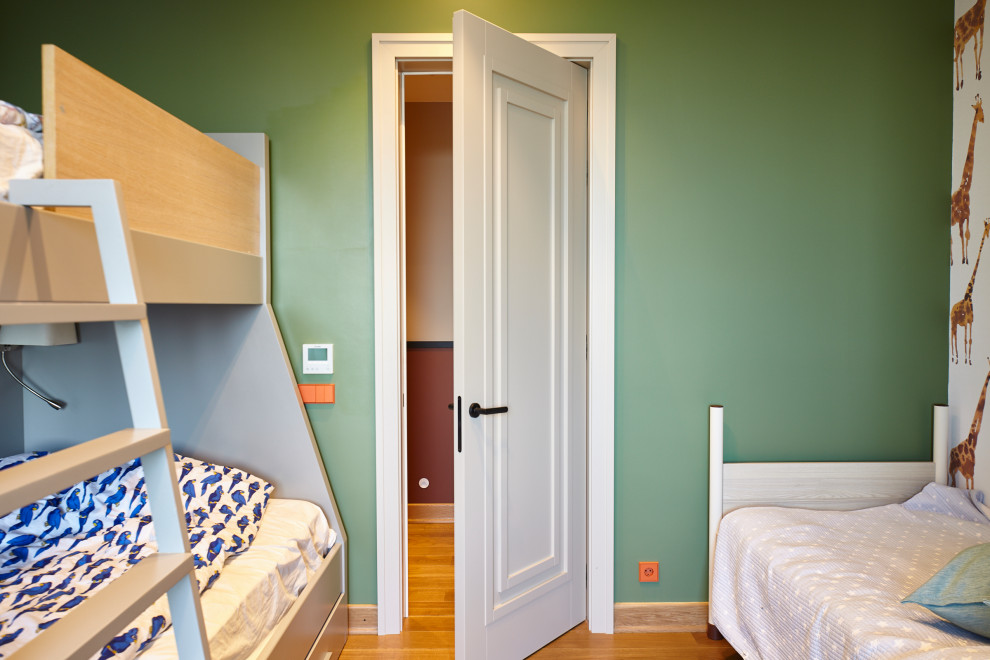 На фото: детская среднего размера в современном стиле с спальным местом, серыми стенами, полом из ламината и бежевым полом для ребенка от 4 до 10 лет