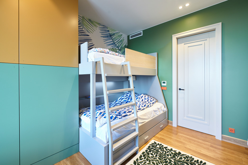 Réalisation d'une chambre d'enfant de 4 à 10 ans design de taille moyenne avec un mur gris, sol en stratifié et un sol beige.