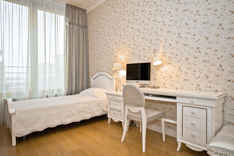 Mittelgroßes Modernes Mädchenzimmer mit Schlafplatz, bunten Wänden, braunem Holzboden und gelbem Boden in Moskau