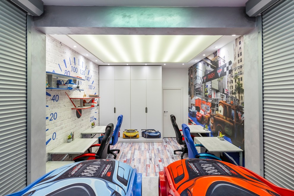 Bild på ett mellanstort industriellt pojkrum kombinerat med lekrum och för 4-10-åringar, med grå väggar, korkgolv och flerfärgat golv