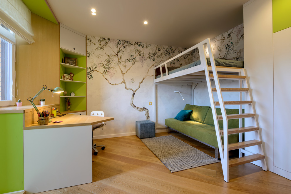 Immagine di una cameretta per bambini scandinava di medie dimensioni con pareti bianche, pavimento in legno massello medio e pavimento beige
