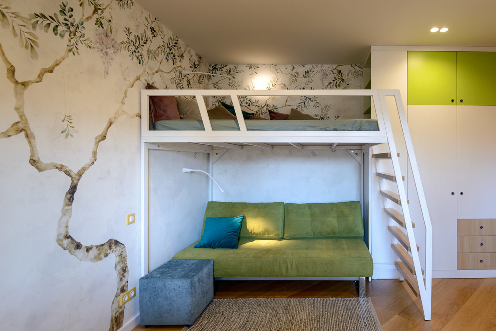 Exempel på ett mellanstort minimalistiskt barnrum kombinerat med sovrum, med vita väggar, mellanmörkt trägolv och beiget golv