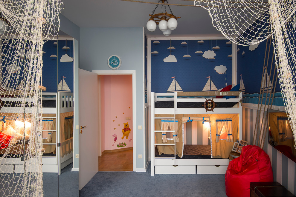 Свежая идея для дизайна: нейтральная детская в морском стиле с спальным местом, синими стенами и ковровым покрытием для ребенка от 4 до 10 лет, двоих детей - отличное фото интерьера