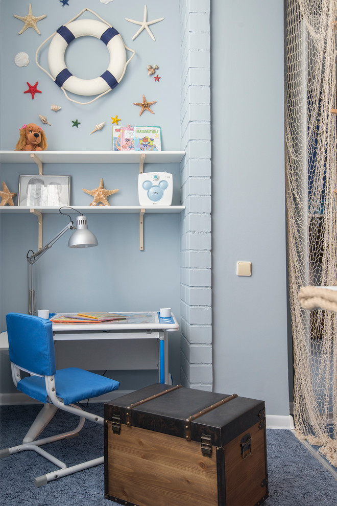 Источник вдохновения для домашнего уюта: нейтральная детская в морском стиле с рабочим местом, синими стенами и ковровым покрытием для ребенка от 4 до 10 лет