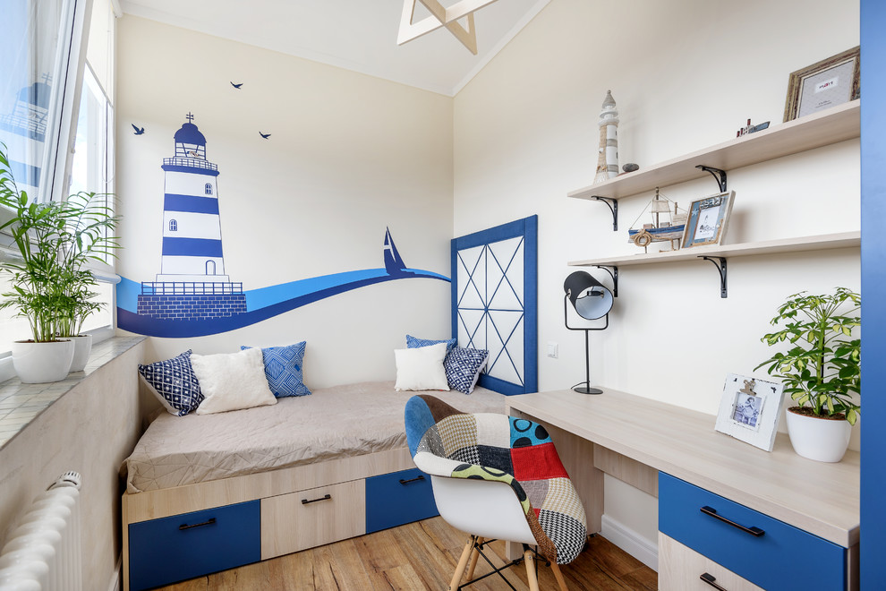Inspiration för maritima barnrum kombinerat med sovrum, med beige väggar, mellanmörkt trägolv och brunt golv