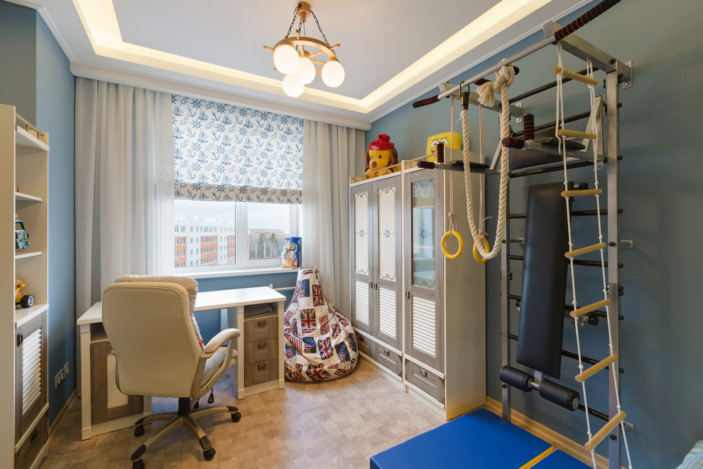 Imagen de habitación de niño costera con escritorio y paredes azules