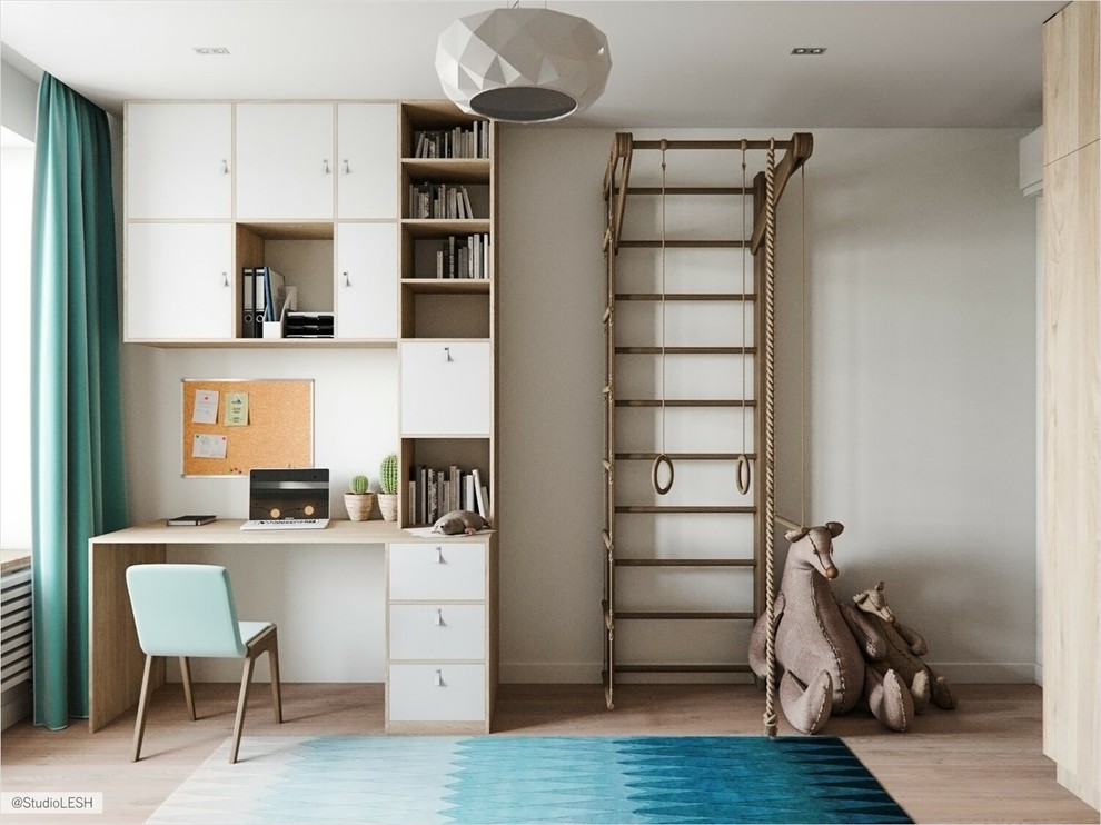 Cette image montre une chambre neutre de 4 à 10 ans nordique de taille moyenne avec un bureau, un mur beige, sol en stratifié et un sol beige.