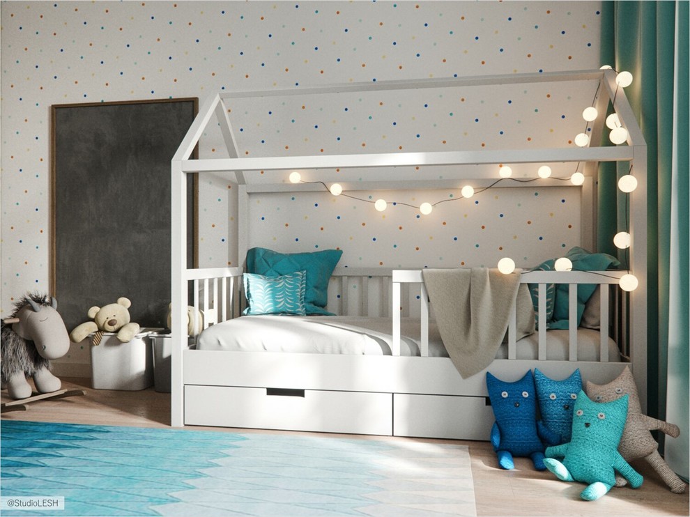 На фото: нейтральная детская среднего размера в скандинавском стиле с спальным местом, бежевыми стенами, полом из ламината и бежевым полом для ребенка от 4 до 10 лет