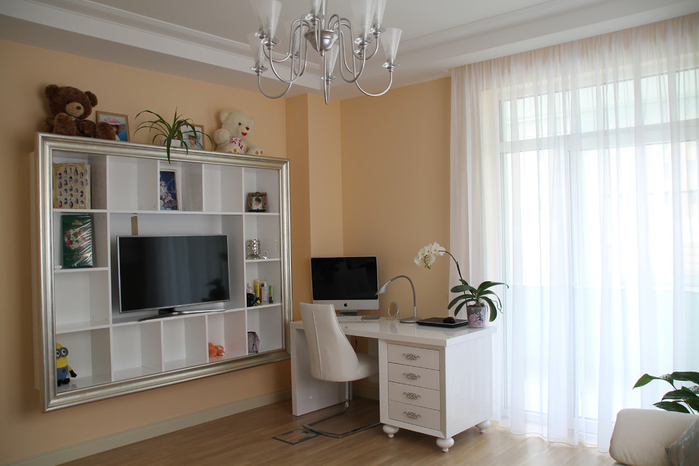 Aménagement d'une chambre d'enfant contemporaine de taille moyenne avec un bureau, un mur orange, un sol en bois brun et un sol beige.