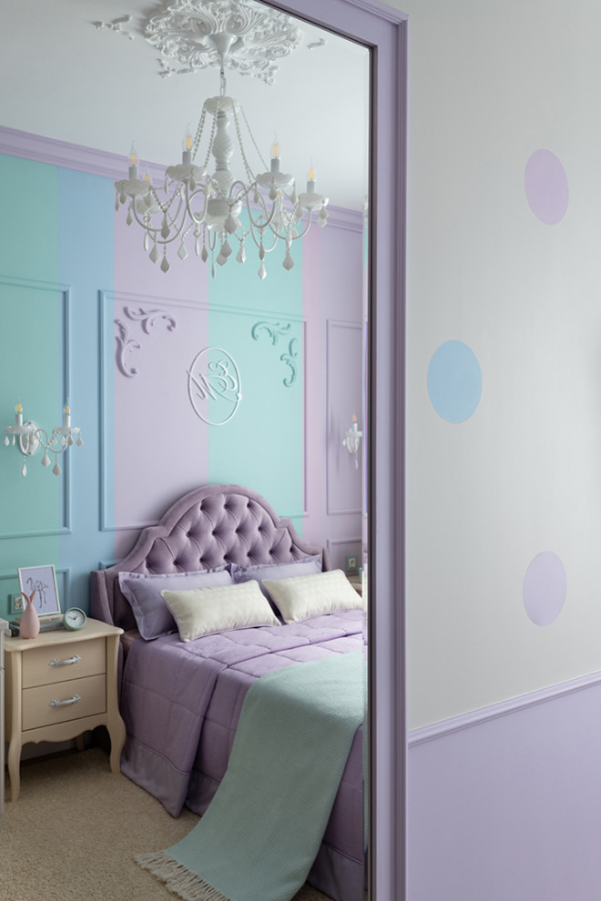 Immagine di una cameretta per bambini da 4 a 10 anni classica di medie dimensioni con pareti viola, moquette e pavimento beige