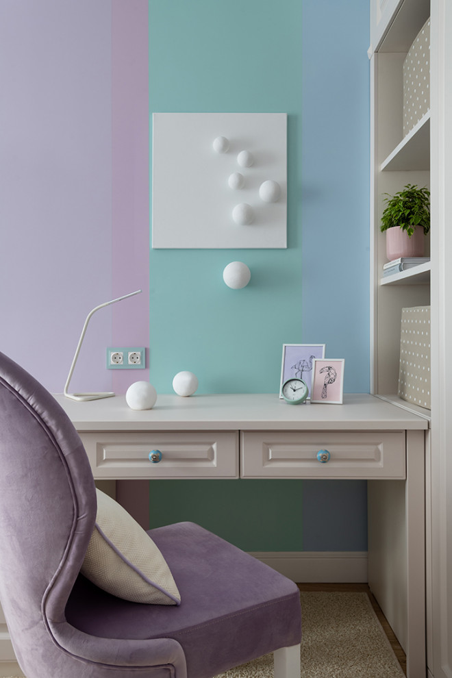 Aménagement d'une chambre de fille de 4 à 10 ans classique de taille moyenne avec un bureau, un mur violet, moquette et un sol beige.