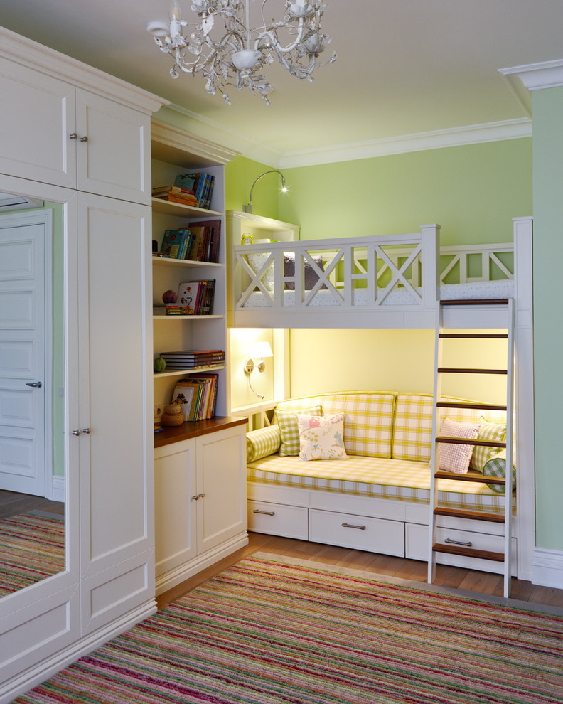 Bild på ett stort vintage flickrum kombinerat med sovrum och för 4-10-åringar, med gröna väggar och mellanmörkt trägolv
