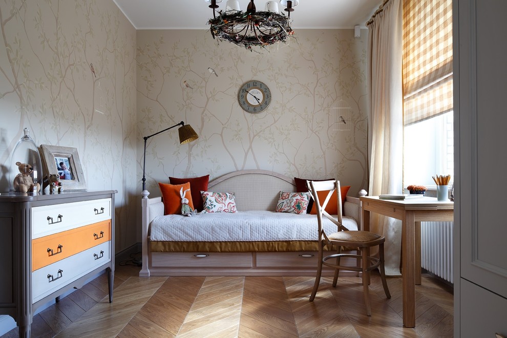 Idée de décoration pour une chambre d'enfant tradition avec un mur beige, un sol en bois brun et un sol beige.