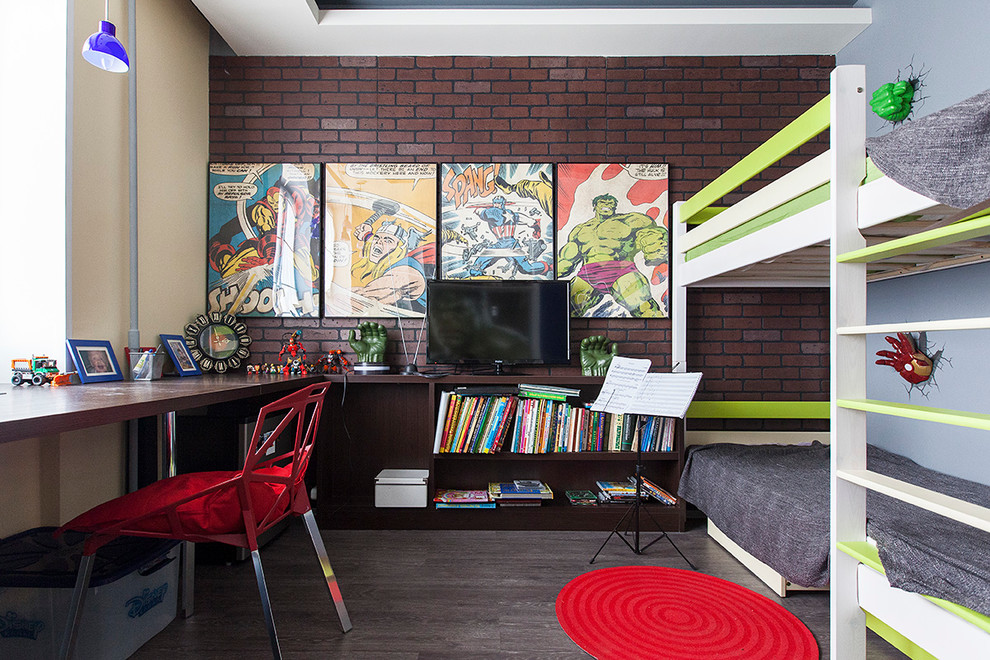 Idéer för att renovera ett funkis pojkrum kombinerat med sovrum och för 4-10-åringar, med flerfärgade väggar och mörkt trägolv