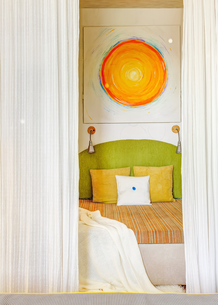 Cette image montre une petite chambre d'enfant de 1 à 3 ans design avec un mur blanc, sol en stratifié et un sol beige.