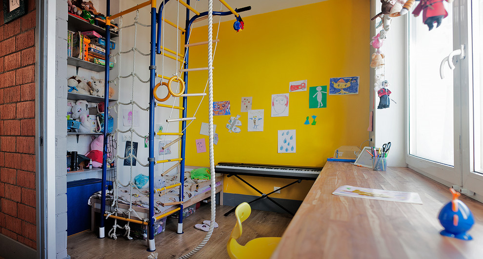 Идея дизайна: нейтральная детская в современном стиле с спальным местом, желтыми стенами и полом из ламината для ребенка от 4 до 10 лет