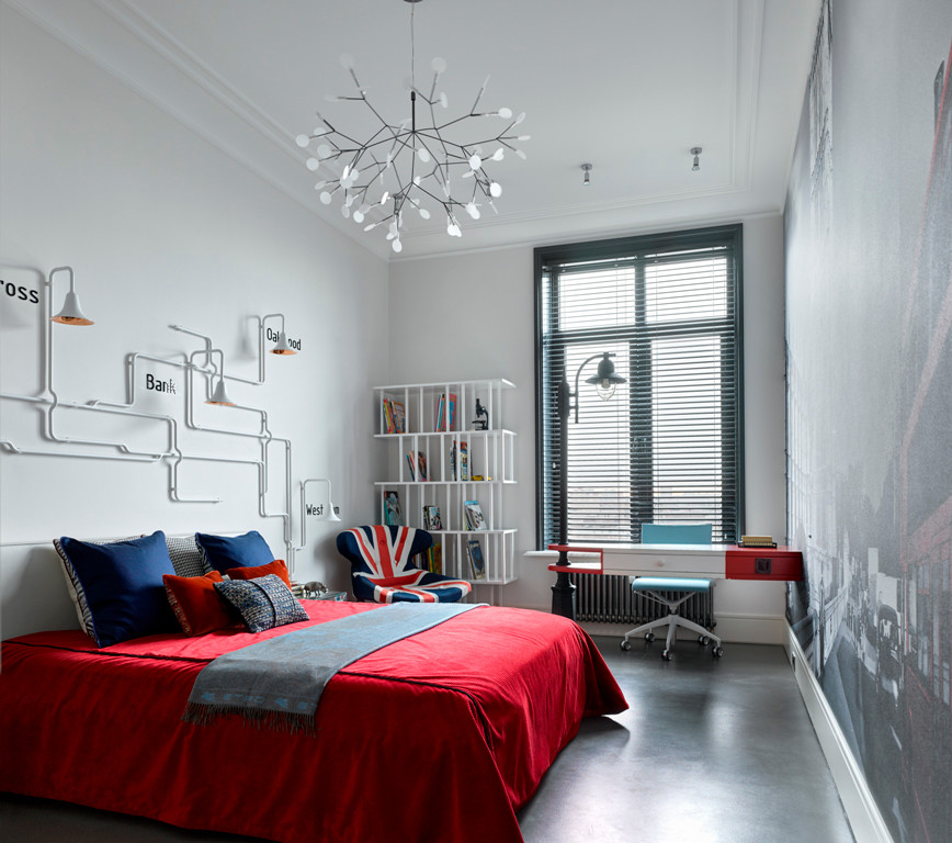 Cette image montre une chambre d'enfant design avec un mur blanc, un bureau et un sol gris.