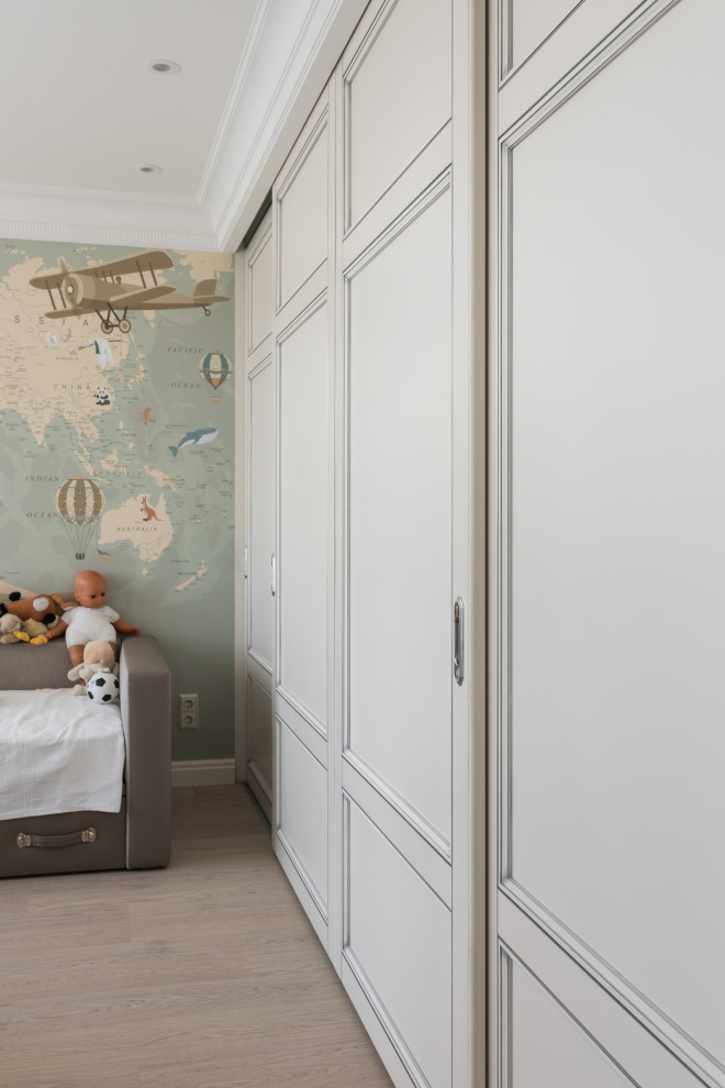 Стильный дизайн: большая детская в современном стиле с спальным местом, серыми стенами, полом из ламината и коричневым полом для ребенка от 4 до 10 лет, мальчика - последний тренд