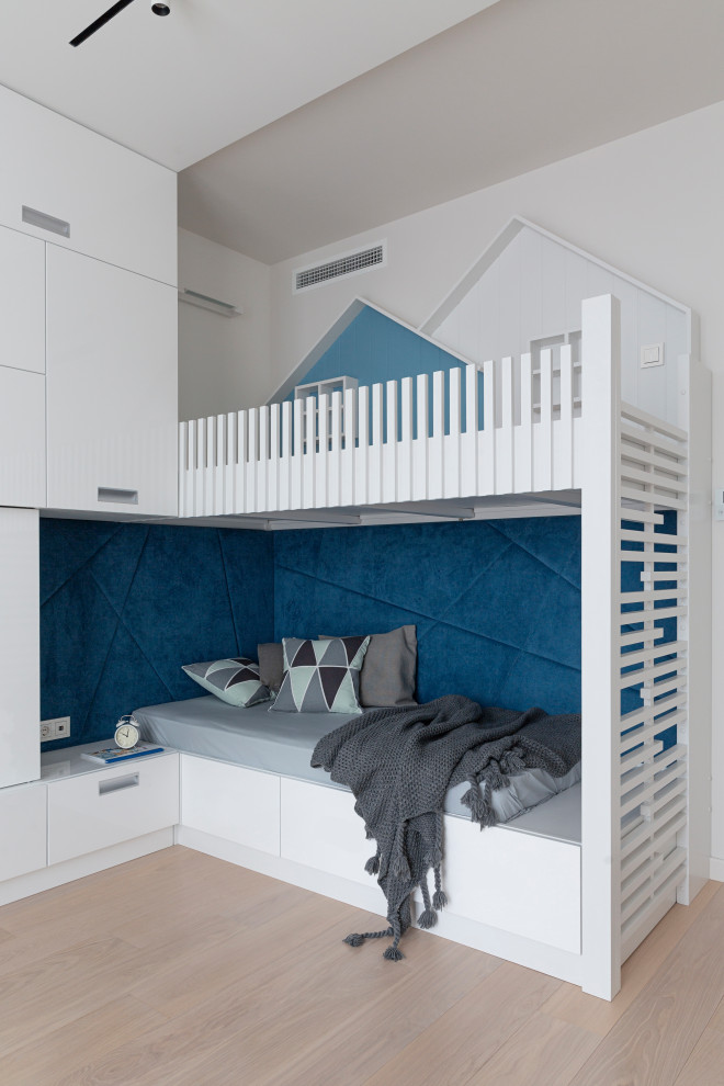 На фото: детская в современном стиле с спальным местом, бежевыми стенами, светлым паркетным полом и бежевым полом для мальчика с