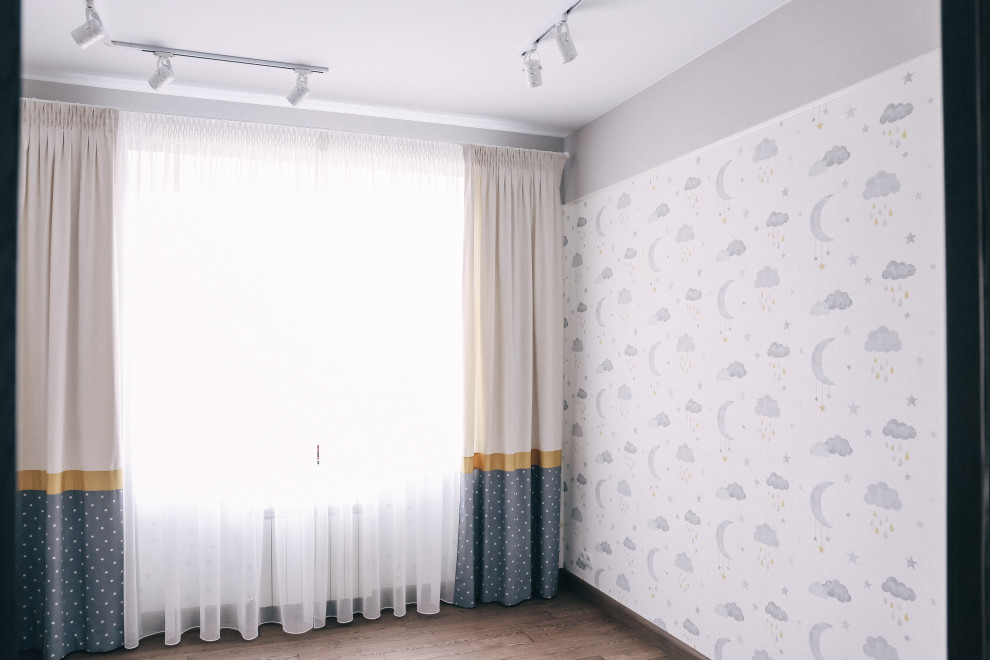 Imagen de dormitorio infantil industrial de tamaño medio con paredes blancas, suelo de madera en tonos medios, suelo marrón y papel pintado