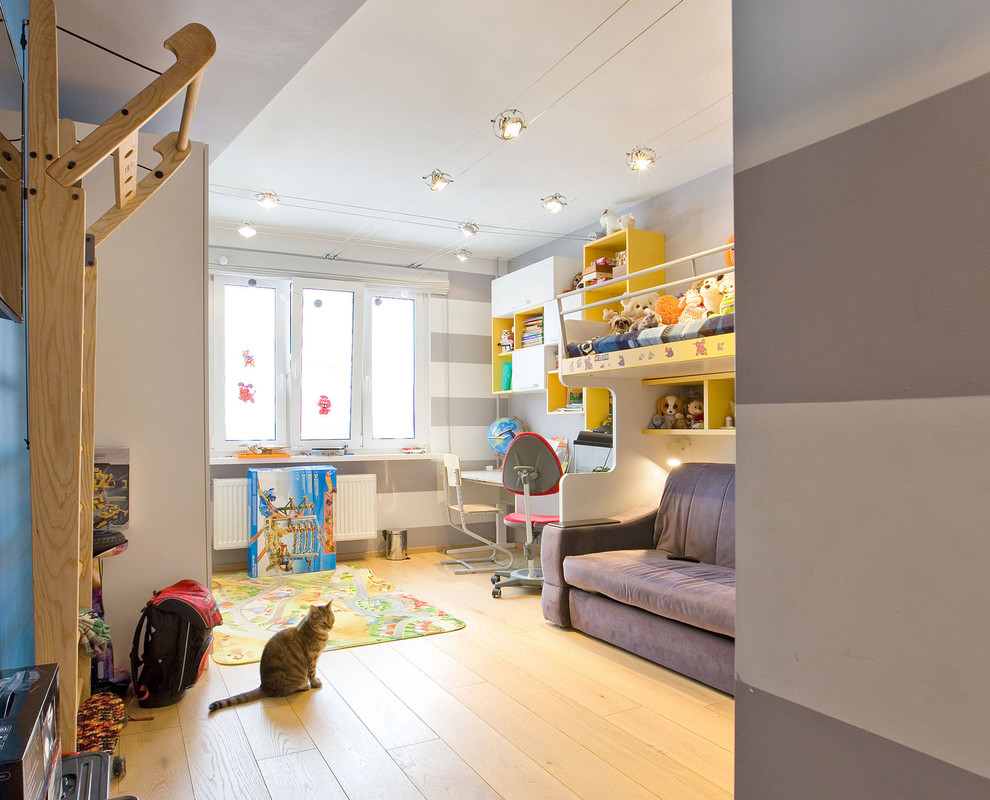 На фото: детская среднего размера с спальным местом, разноцветными стенами, полом из ламината и желтым полом для ребенка от 4 до 10 лет, мальчика с