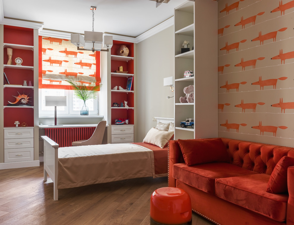 Exemple d'une chambre neutre chic avec un mur orange, un sol en bois brun et un sol marron.