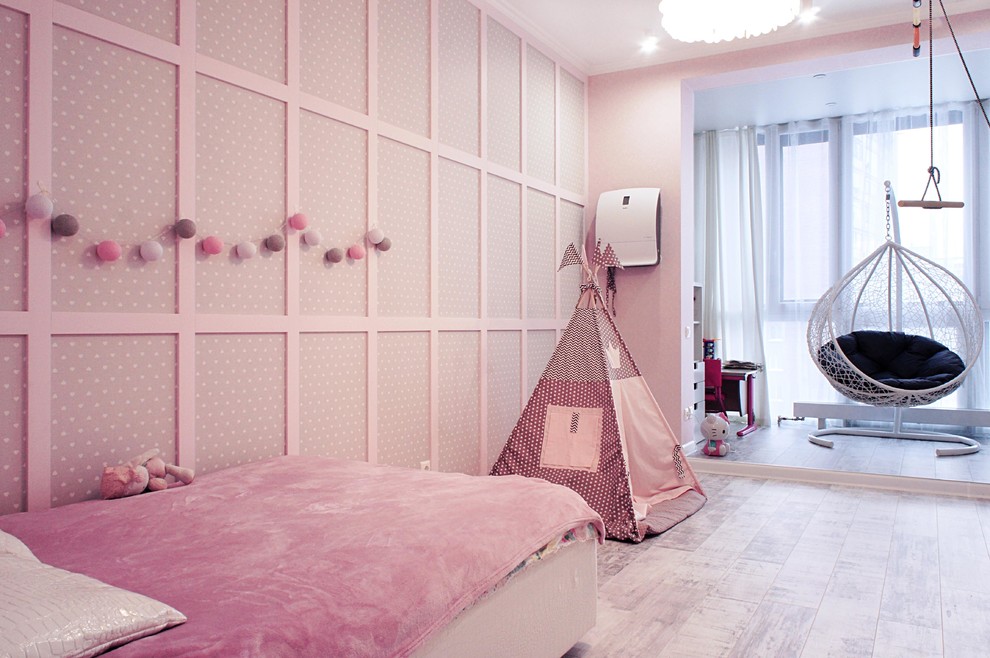 Cette image montre une chambre de fille de 4 à 10 ans nordique de taille moyenne avec un mur rose, un sol en liège et un sol blanc.